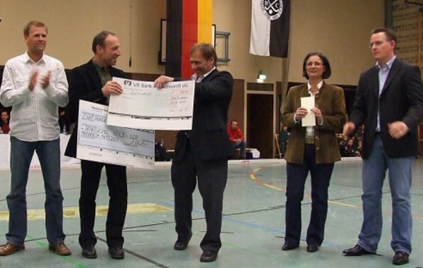 Initiator Heiner Dopp (2. v. l.) konnte sich über so manchen Scheck zugunsten des Behindertensports freuen. Foto: Hellmeister