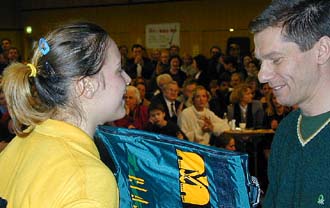 Kerstin Holm bekommt Preis fr die beste Spielerin aus den Hnden von Michi Behrmann